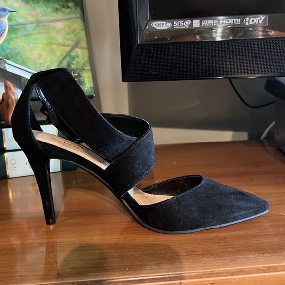 8.  Chinese Laundry Micro Suede Heels in Black, Size 9M - Picture 6 of 16